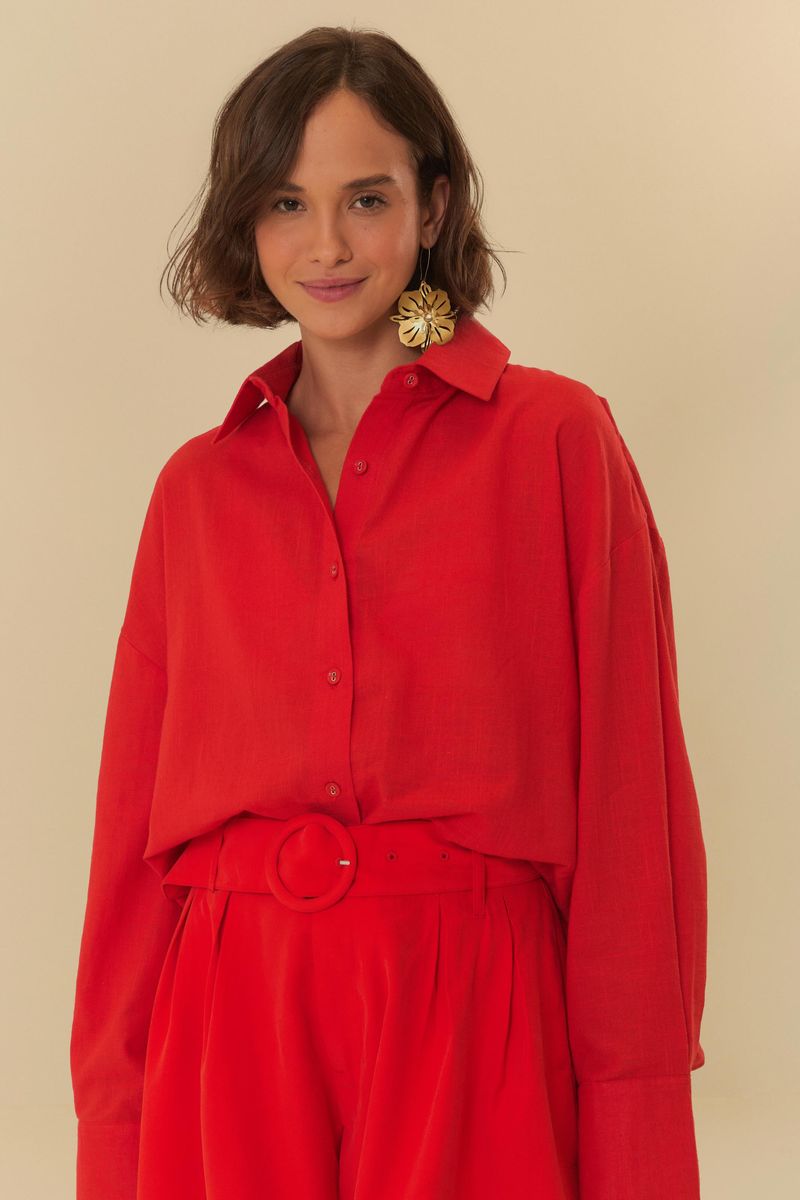 Camisa larga roja con bolsillo frontal, vista frontal con cuello puntiagudo y mangas largas.