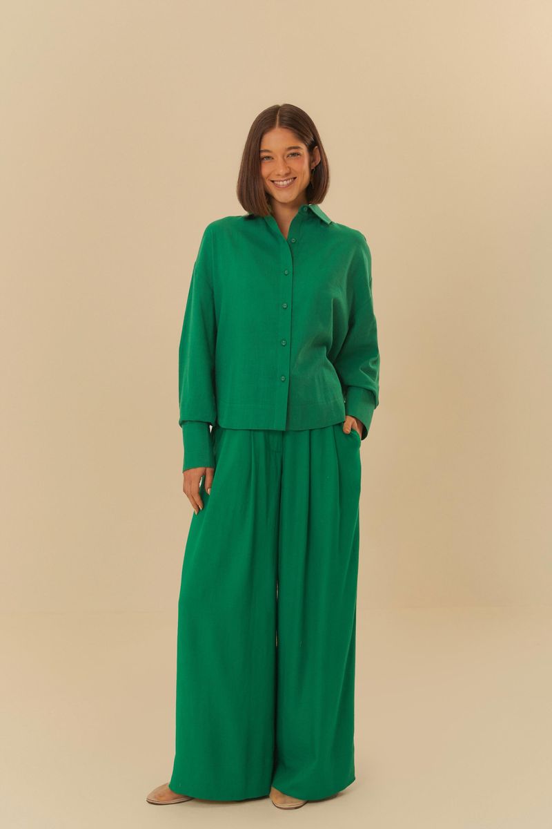 Camisa larga verde con bolsillo frontal, vista completa.