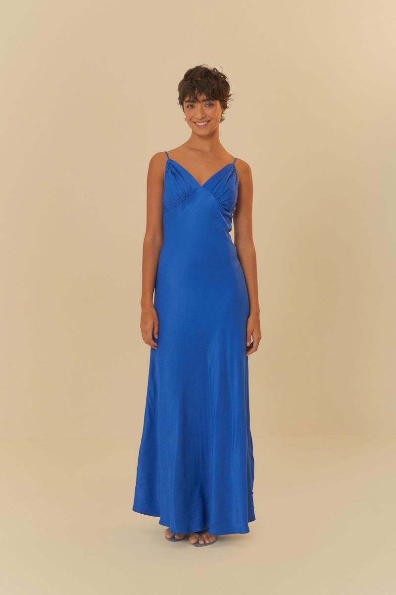 Vestido-azul-con-tirantes-finos-y-pliegues-en-la-parte-frontal-visto-desde-atras.