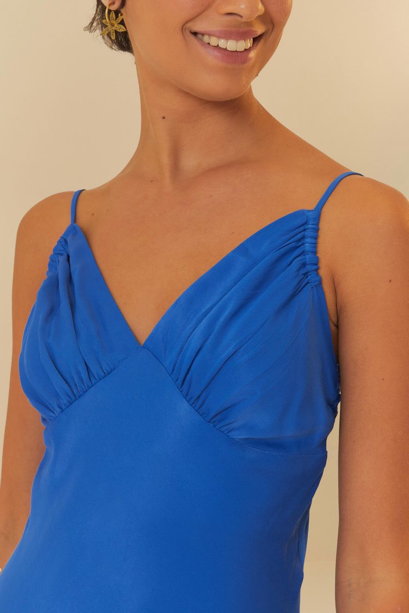 Detalle-del-escote-en-V-con-pliegues-del-vestido-azul.