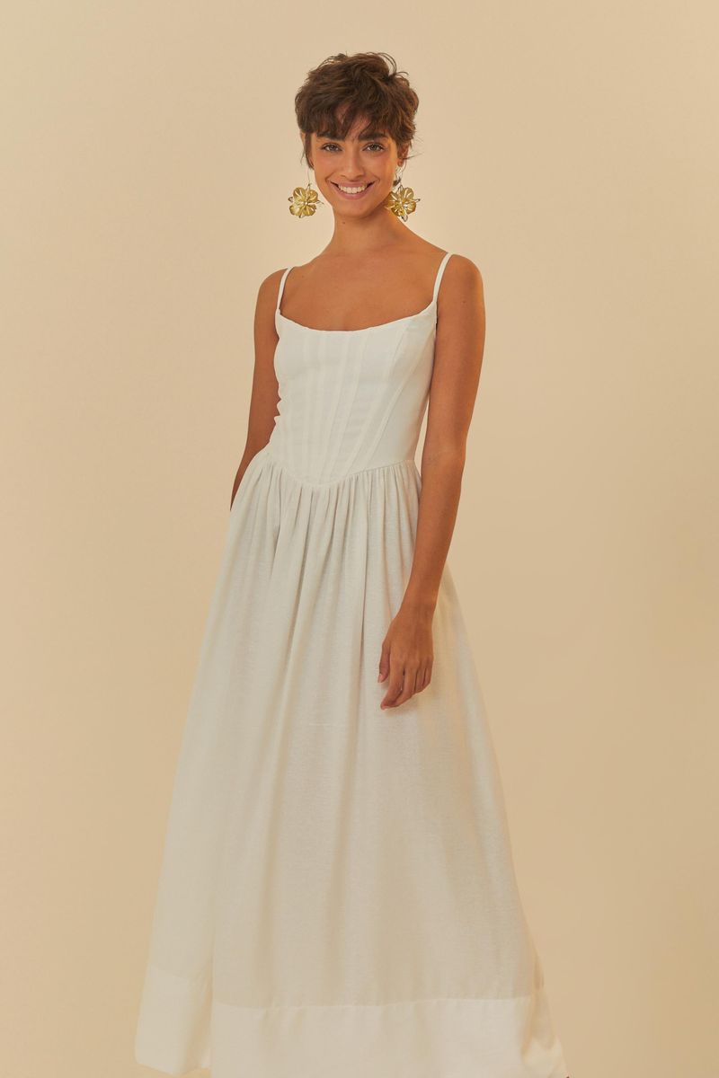 Vestido largo blanco con tirantes finos y diseño corsé, visto desde atrás.