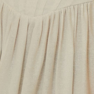 Detalle-del-dobladillo-del-vestido-largo-blanco.