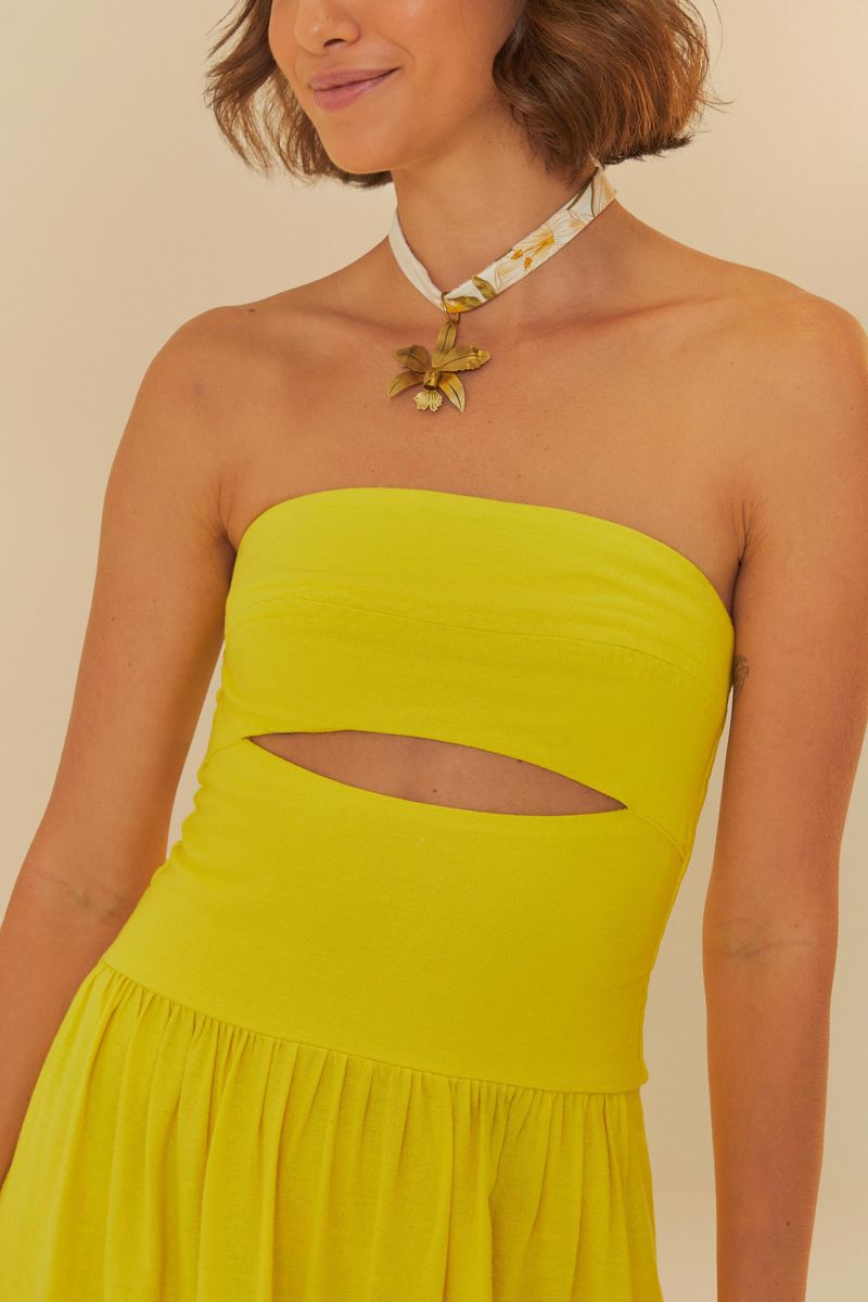 Vestido-sin-tirantes-amarillo-con-corte-frontal-mostrado-en-vista-trasera.