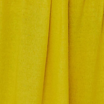 Close-up-de-la-tela-amarilla-del-vestido-sin-tirantes.