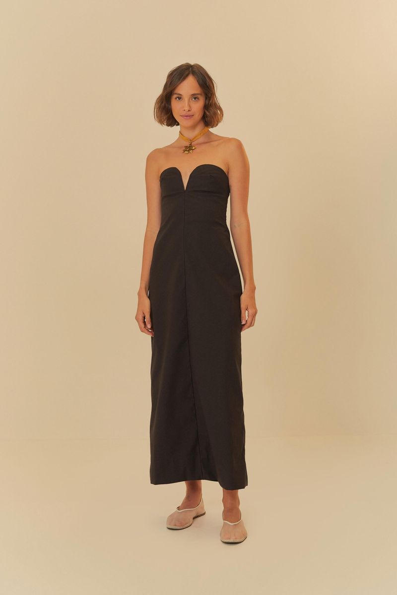 Imagen de un vestido negro recto con escote profundo, visto de lado.