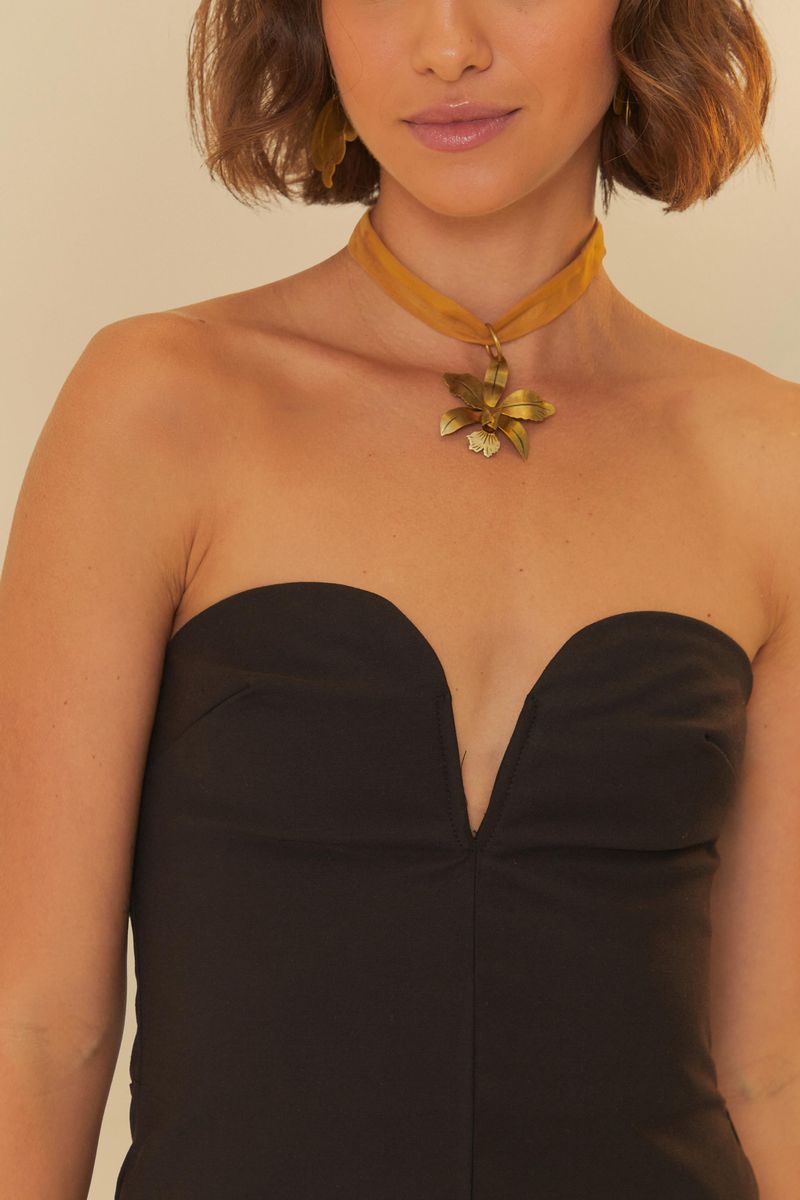 Imagen de un vestido negro recto con escote profundo, visto de espaldas.
