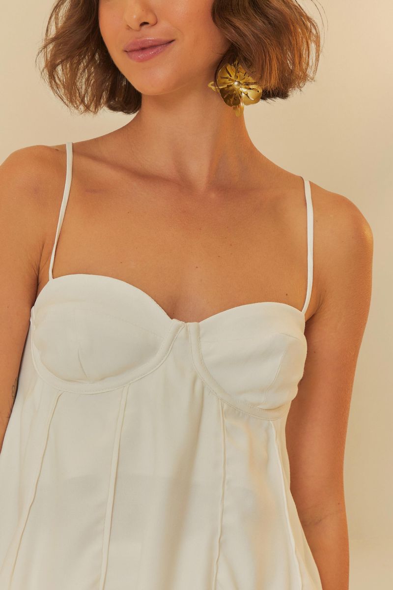 Detalle del escote y tirantes de la blusa.
