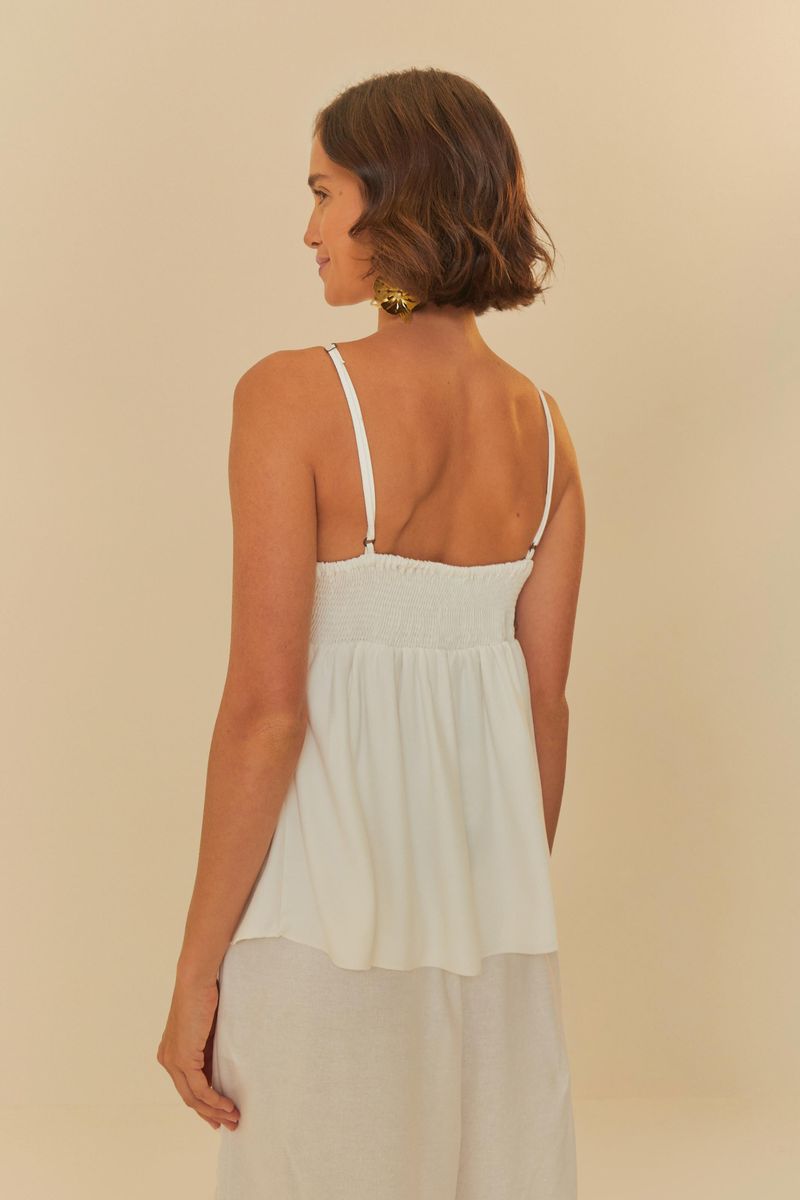 Imagen de la blusa vista desde atrás, mostrando el diseño fluido y tirantes finos.