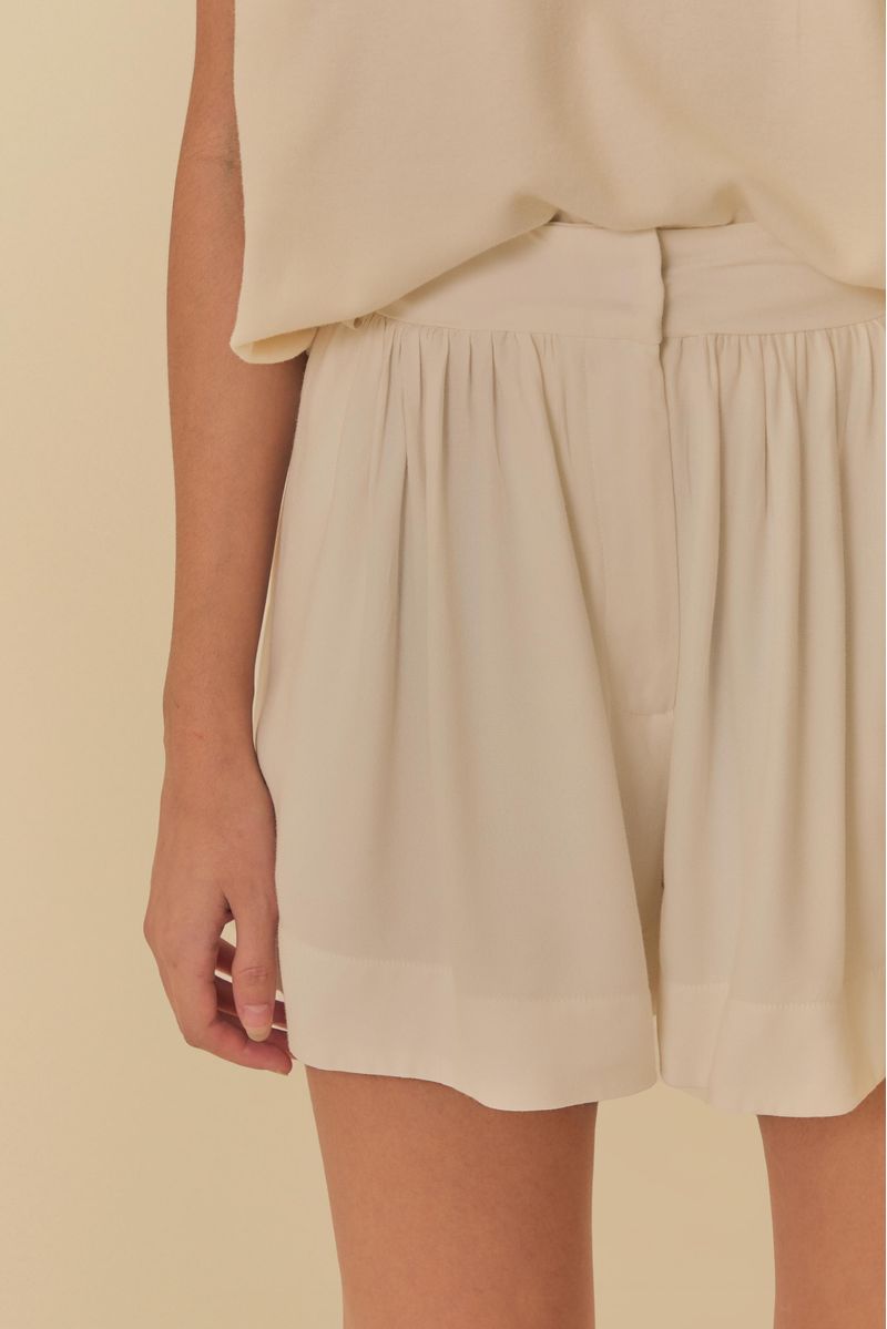 Vista-trasera-del-short-fruncido-beige-resaltando-el-ajuste-elastico.