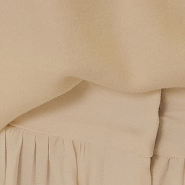 Acercamiento-al-bolsillo-del-short-fruncido-beige-mostrando-funcionalidad.
