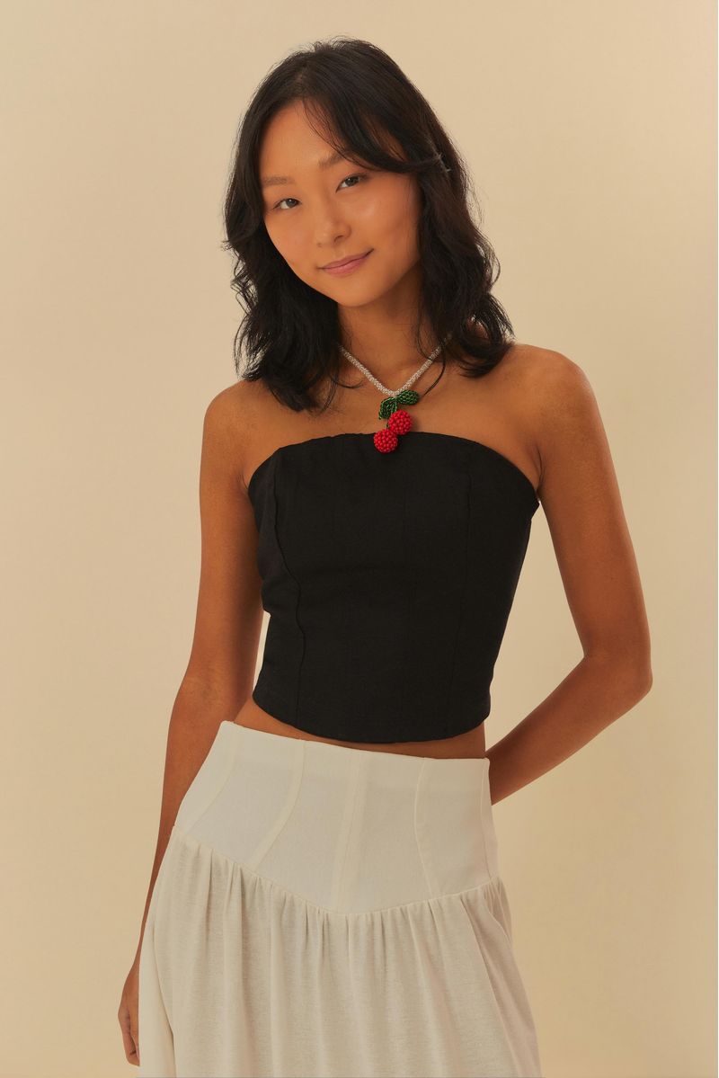 Blusa corset negra con pespuntes sin tirantes, vista frontal.
