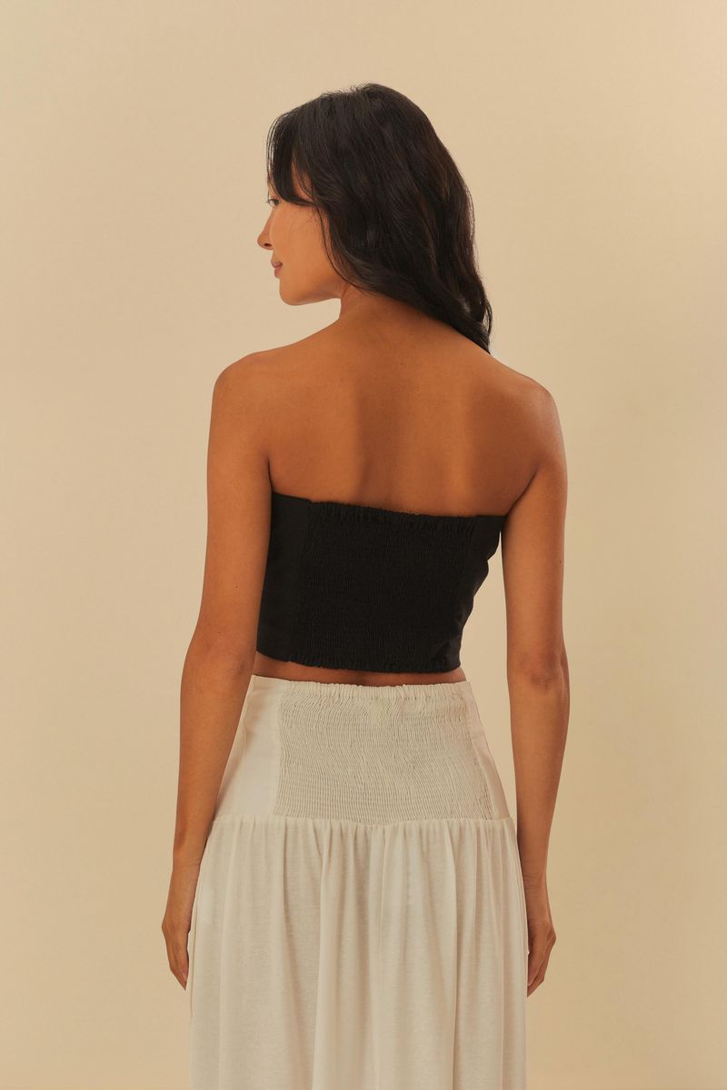 Vista posterior de la blusa corset negra sin tirantes.