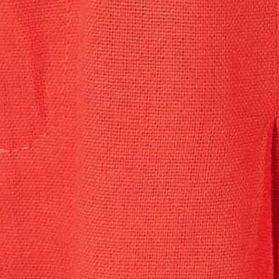 Vista-trasera-del-short-rojo-plisado-con-blusa-estampada.