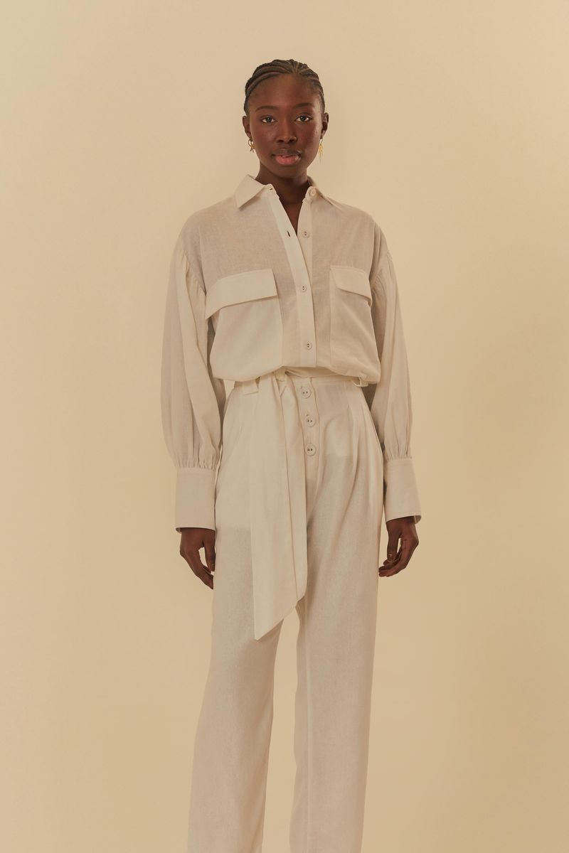Modelo vistiendo pantalón recto con camisa combinada, mostrando el atuendo completo.