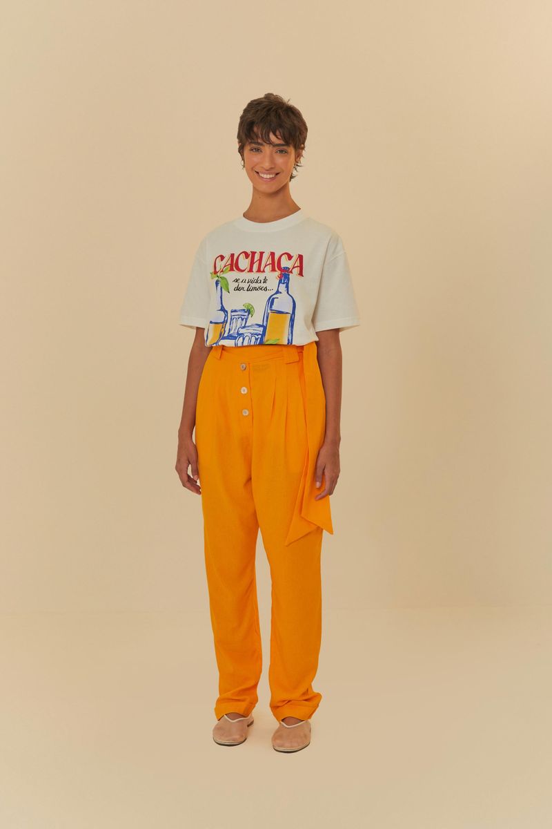 Vista frontal completa del pantalón recto naranja con cintura alta y bolsillos, destacando el corte moderno y casual