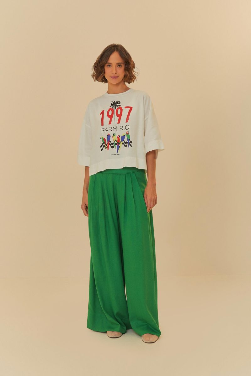 Modelo vistiendo pantalón pantalonuda verde con camiseta blanca estampada, vista frontal.