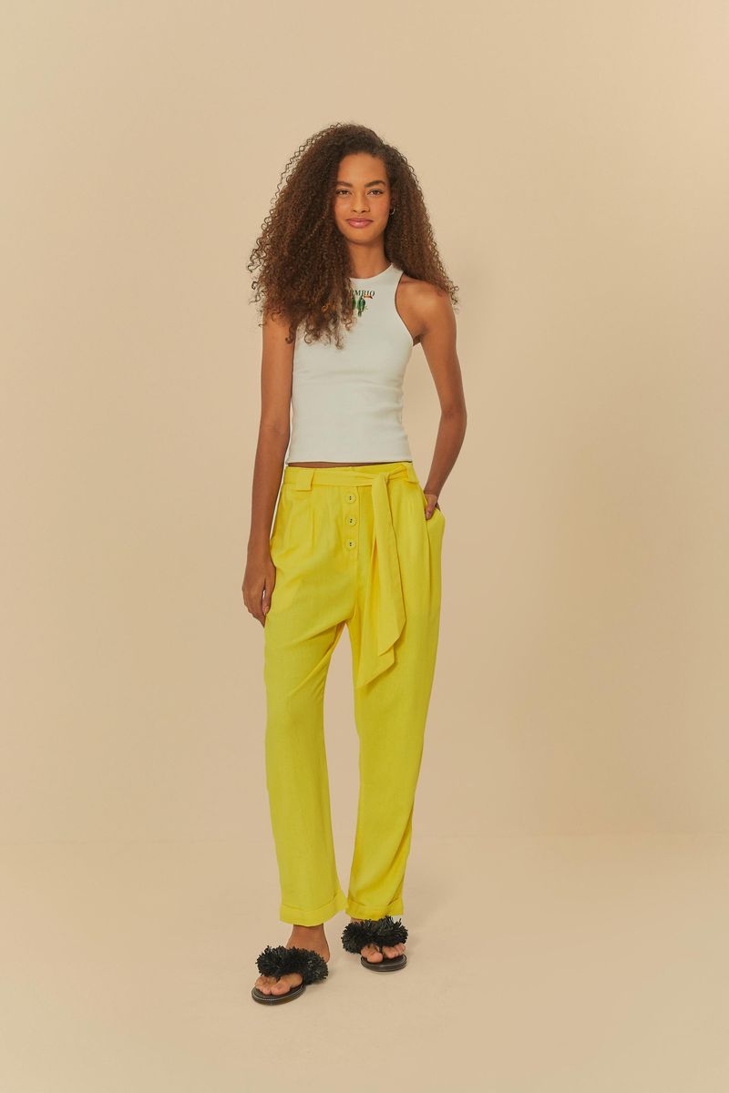 Vista frontal del pantalón amarillo recto con detalles de cintura alta y bolsillos.