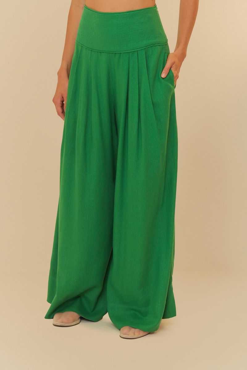 Detalle del pantalón pantalonuda verde mostrando la pretina alta y bolsillos.