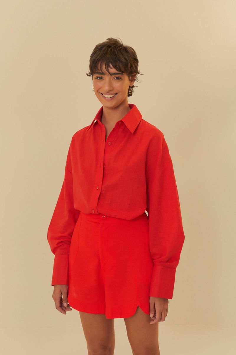 Imagen-de-una-modelo-vistiendo-un-short-rojo-con-cortes-en-el-frente-combinado-con-una-camisa-roja.