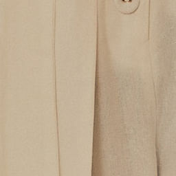 Detalle-del-dobladillo-doblado-del-pantalon-y-zapatos-combinados.