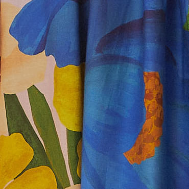 Detalle-del-tejido-estampado-de-la-blusa-con-flores-tropicales.