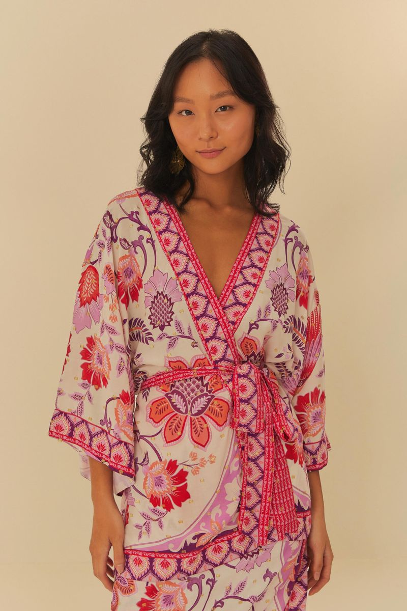 Vista frontal de un kimono estampado con tucanes y follajes, con mangas amplias y amarre en la cintura.