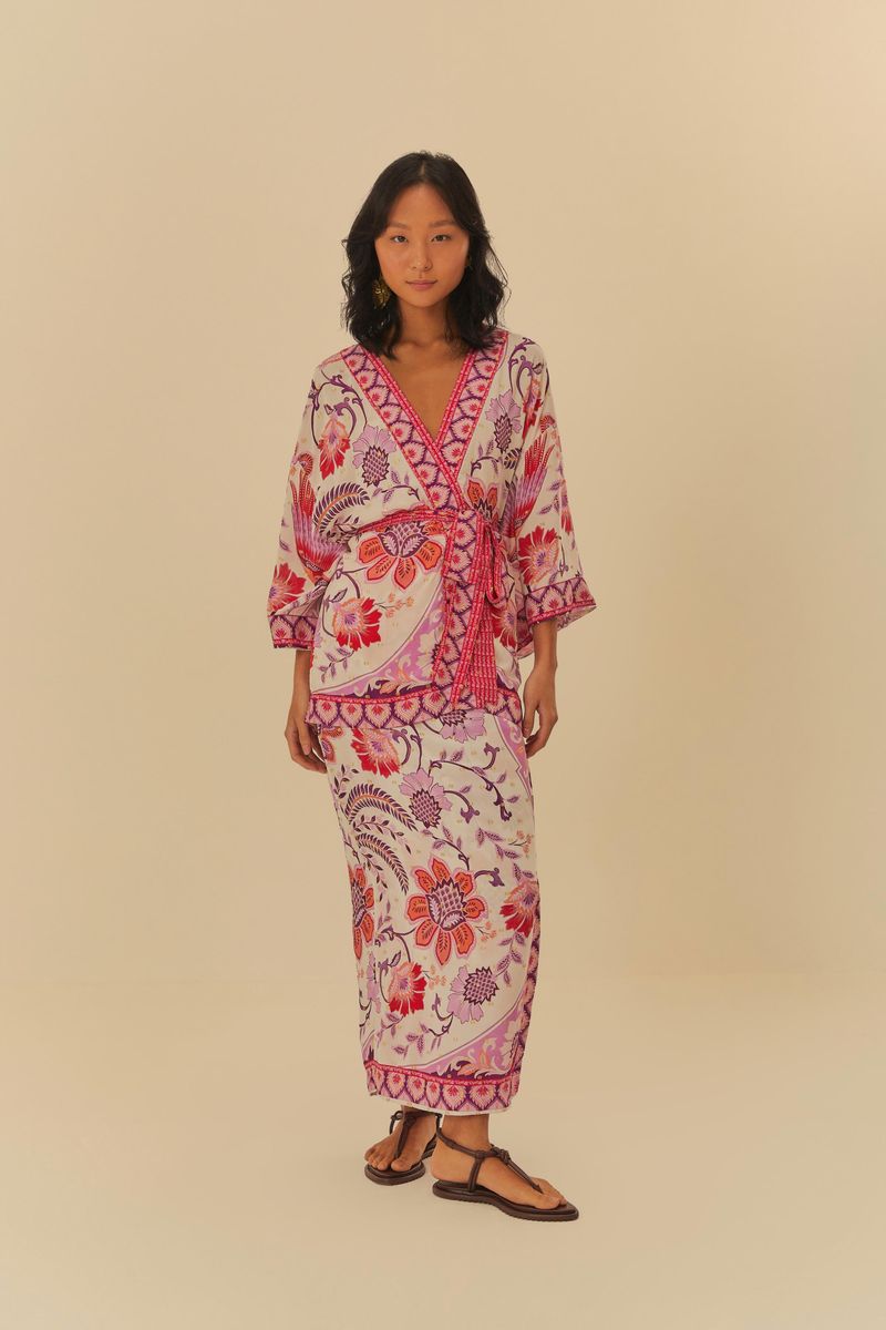 Vista completa del kimono mostrando el largo total y el estampado vibrante.