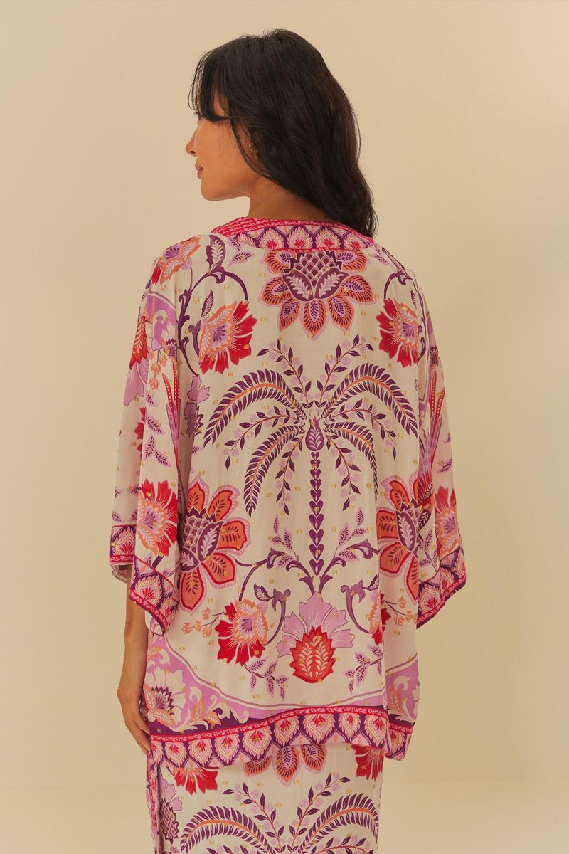 Vista trasera del kimono destacando el estampado tropical y el corte suelto.