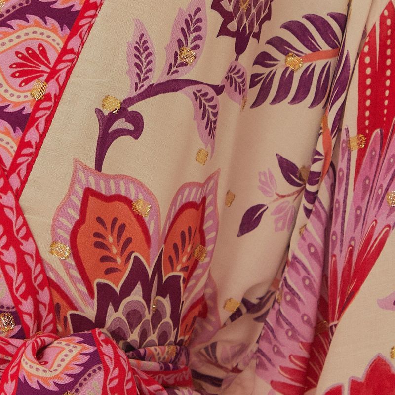 Close-up-del-estampado-mostrando-detalles-de-tucanes-y-follajes-en-tonos-vibrantes.
