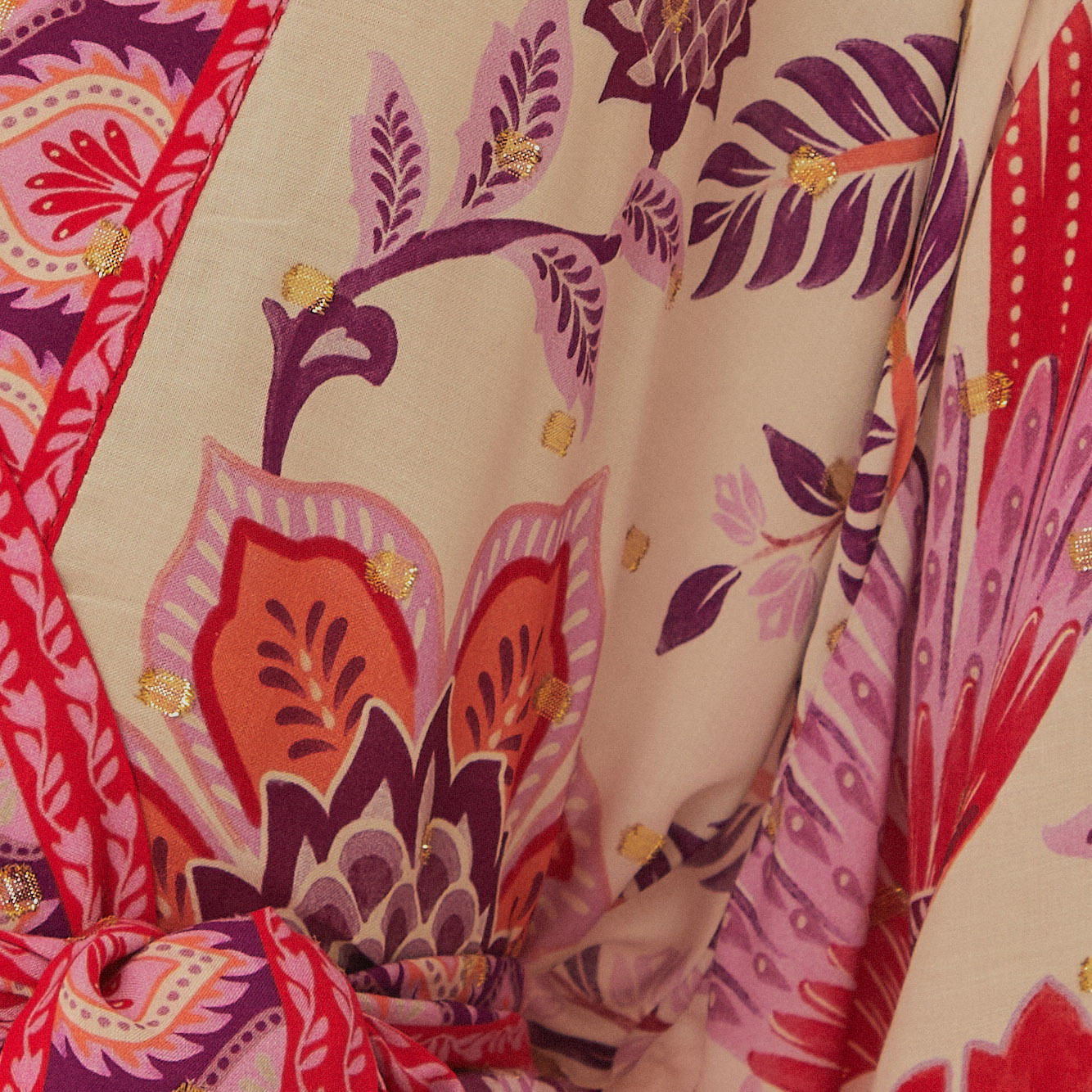 Close-up-del-estampado-mostrando-detalles-de-tucanes-y-follajes-en-tonos-vibrantes.