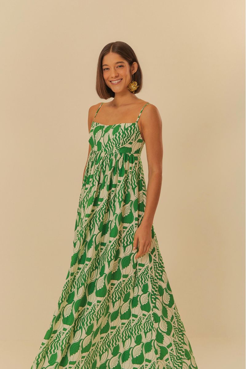 Modelo usando vestido largo estampado con tema de conchas del mar, vista frontal