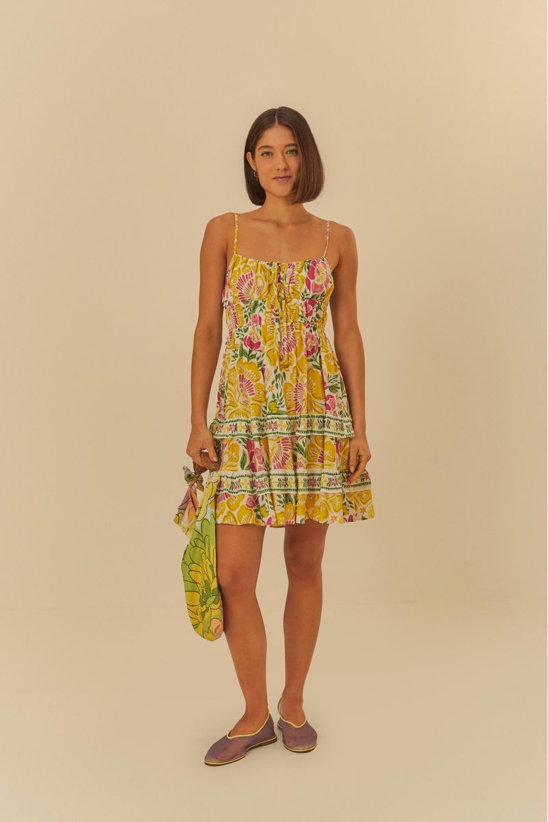 Vista completa del vestido corto floral mostrando su diseño suelto y cómodo.