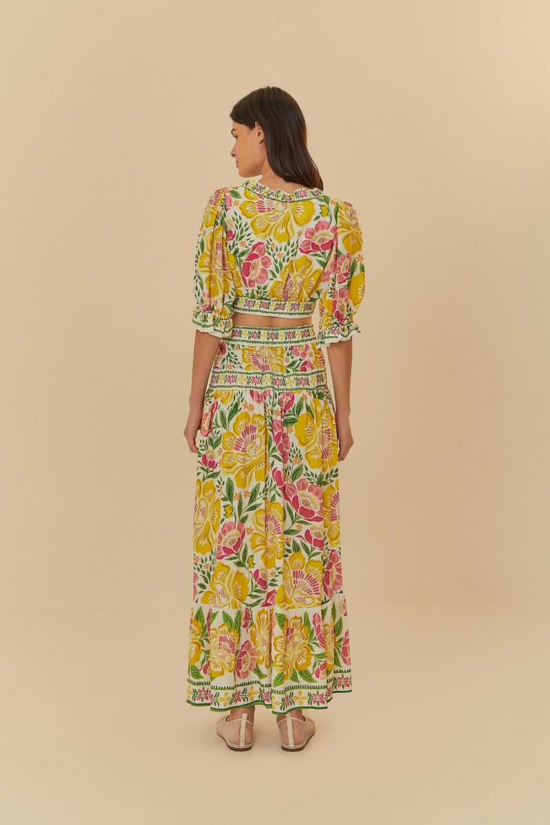 Vista trasera de la falda larga floral, resaltando el ajuste perfecto y el diseño fluido.