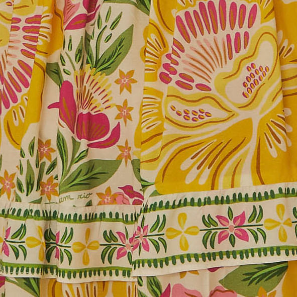 Detalle-del-estampado-floral-del-vestido-mostrando-colores-vibrantes-y-patrones-intrincados.