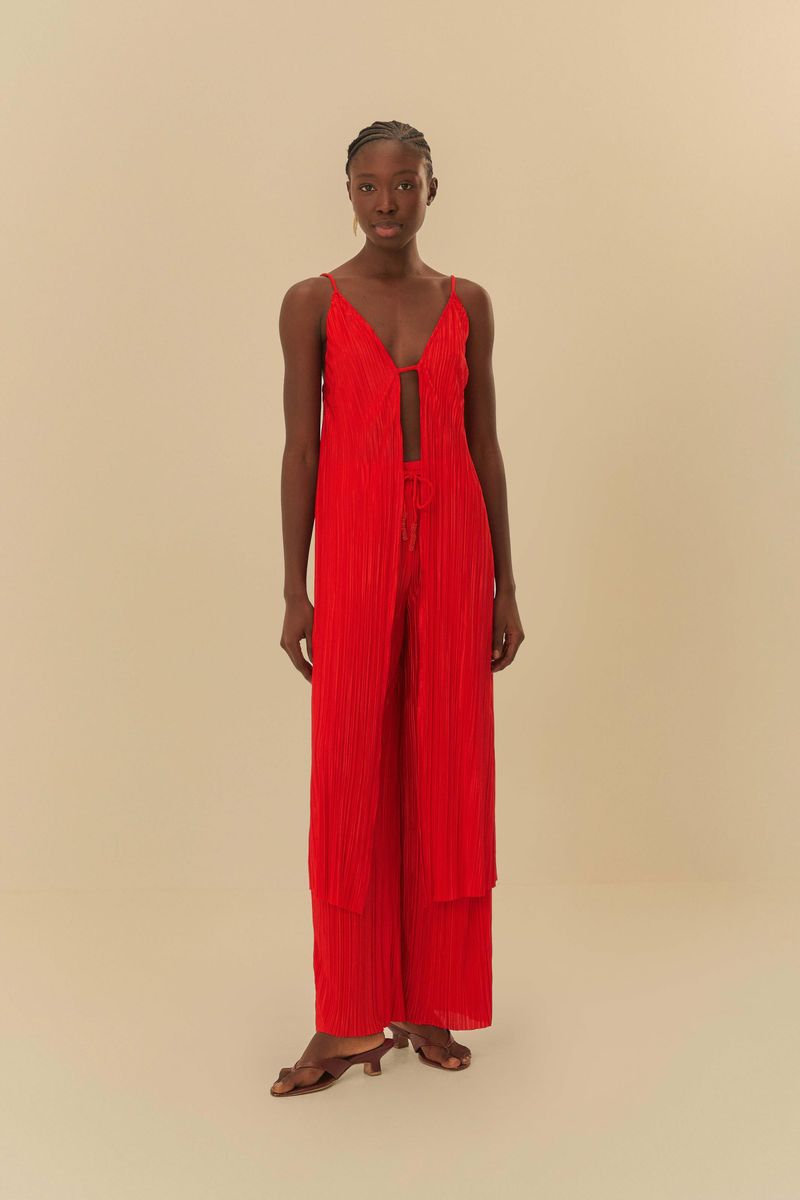 Modelo-usando-pantalon-plisado-rojo-con-ajuste-en-la-cintura.