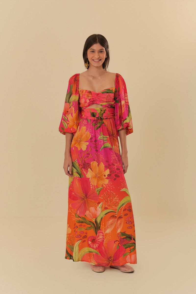 Vestido estampado con escote cuadrado y mangas abullonadas, mostrado desde atrás.