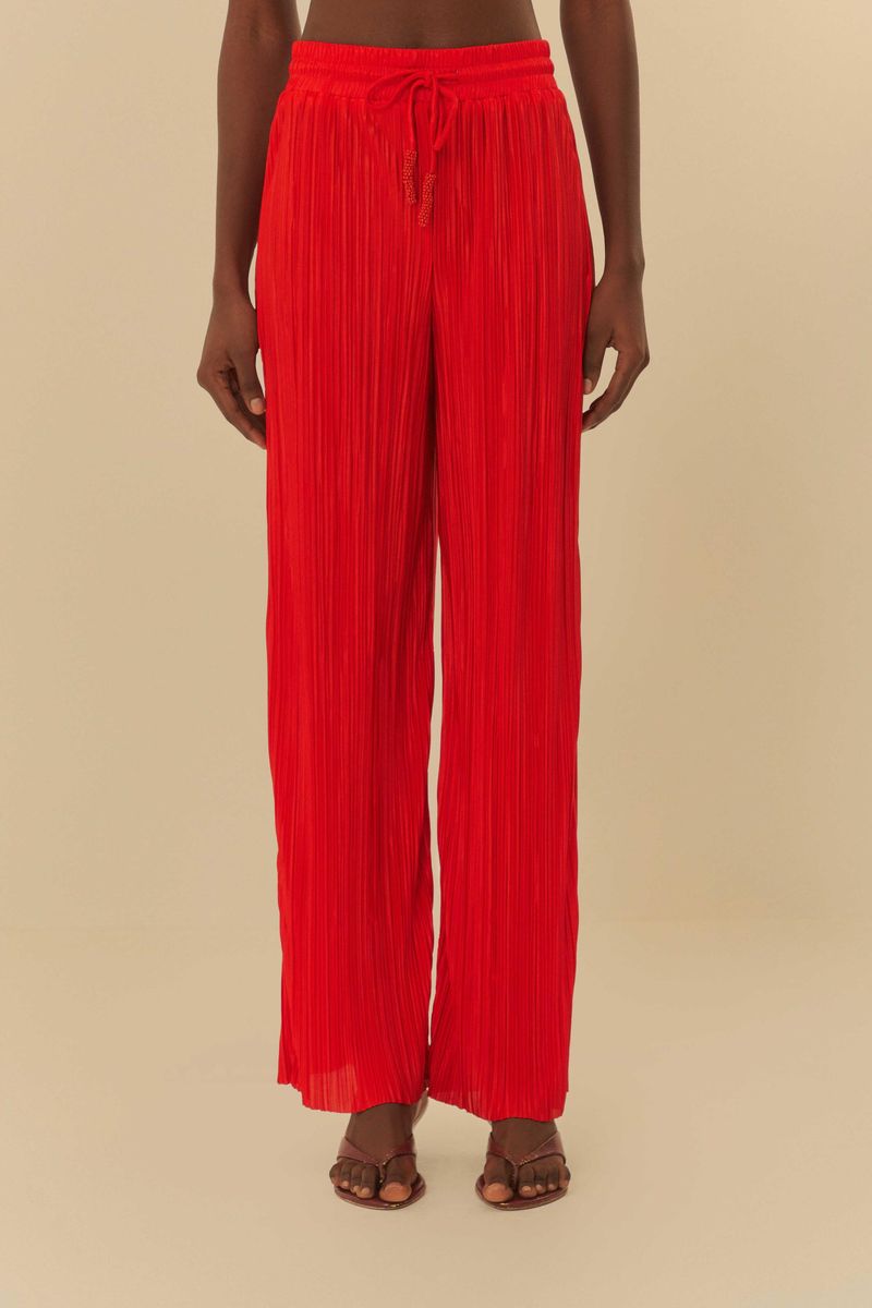 Acercamiento-a-la-cintura-con-amarre-del-pantalon-plisado-rojo.