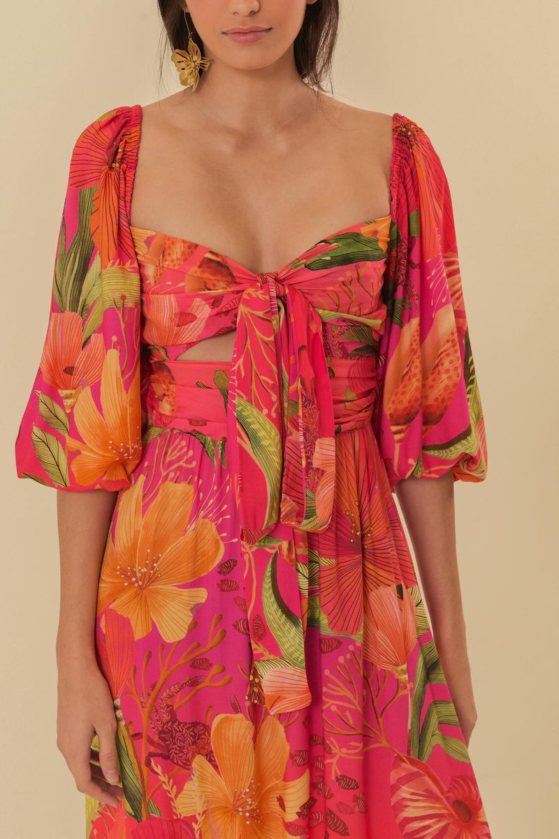Detalle del vestido estampado mostrando el escote cuadrado y la lazada en el busto.