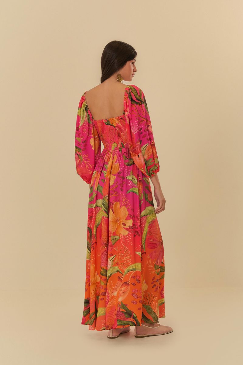 Vista lateral del vestido estampado con mangas abullonadas y falda fluida.