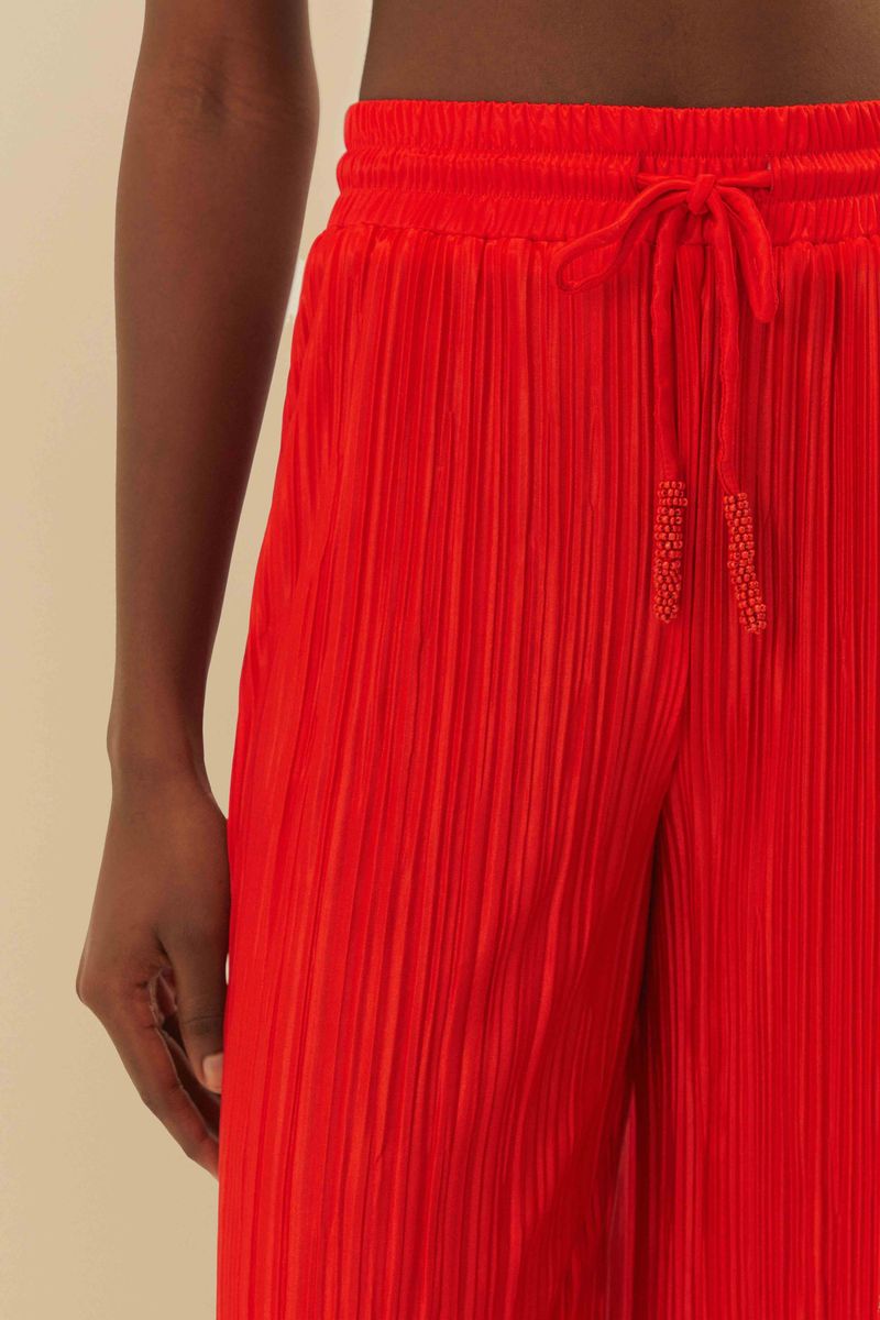 Vista-lateral-del-pantalon-plisado-rojo-mostrando-la-caida.