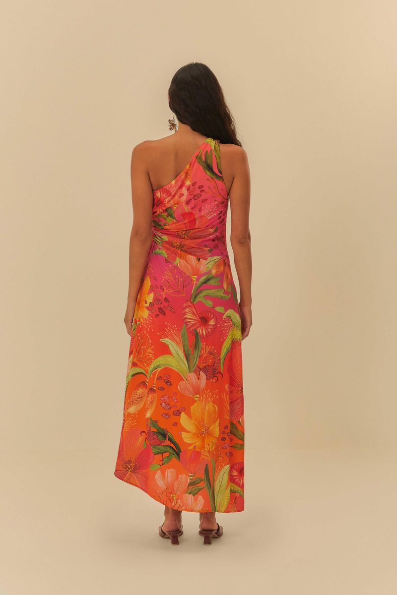 Vista trasera del vestido, mostrando el caimiento fluido y el estampado completo.