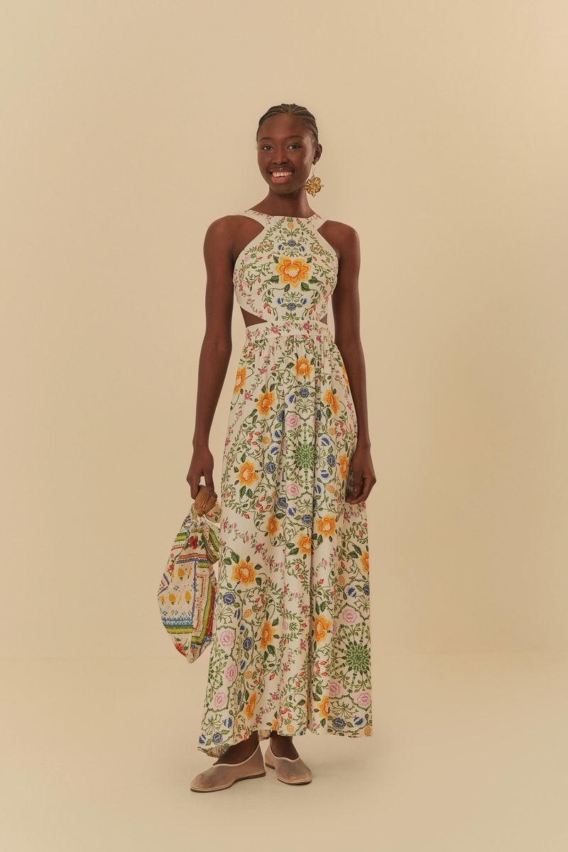 Vestido floral folk con estampado vibrante, mostrado en vista frontal completa.