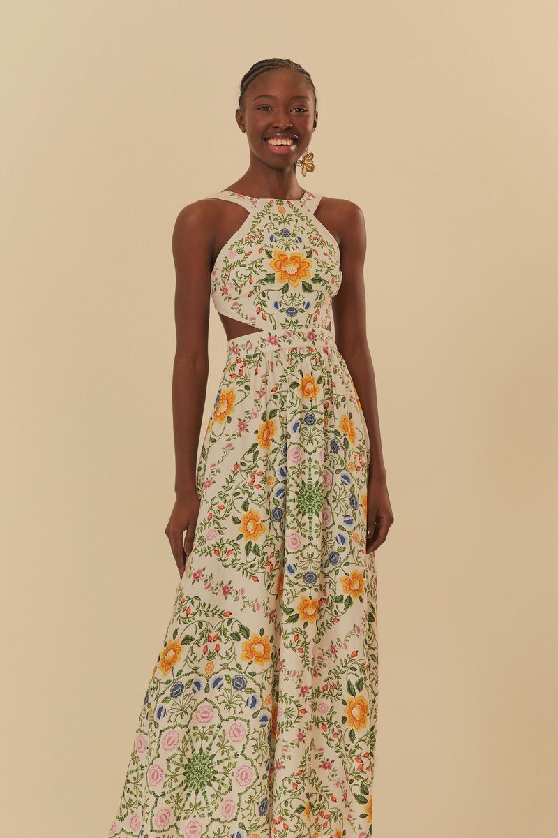 Vista trasera del vestido floral folk, destacando el diseño de la espalda.