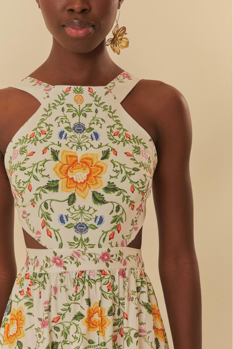 Detalle del corpete del vestido floral folk, mostrando el estampado floral intricado.