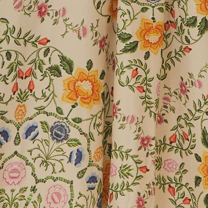 Detalle-de-la-espalda-del-vestido-floral-folk-mostrando-el-diseño-de-amarre.