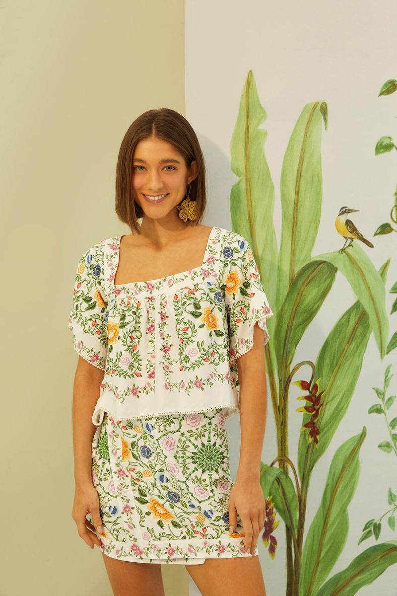 Blusa Floral Folk con estampado vibrante y mangas abullonadas, vista frontal.