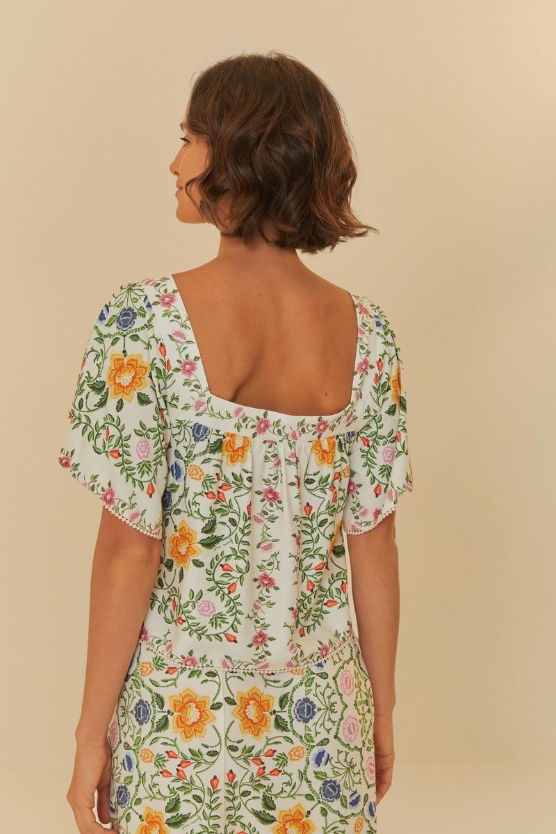 Blusa Floral Folk con estampado vibrante y mangas abullonadas, vista trasera.