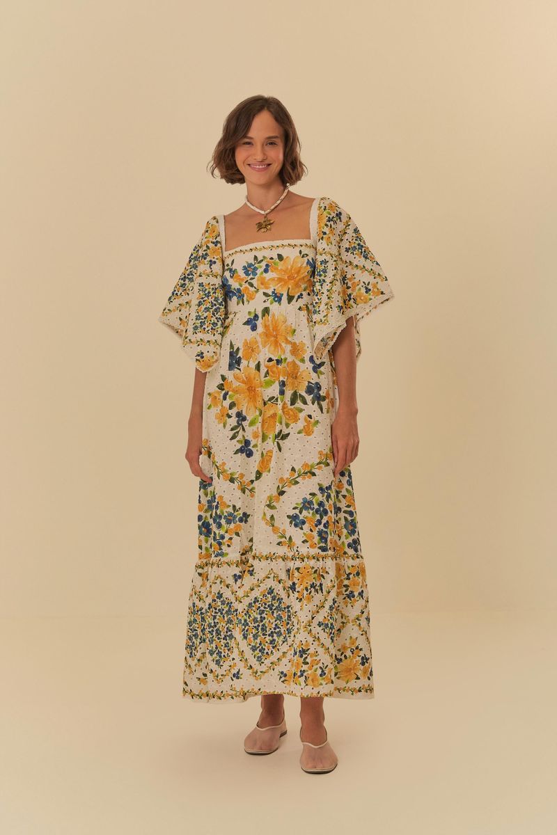 Vista frontal del vestido floral largo con detalles en encaje.