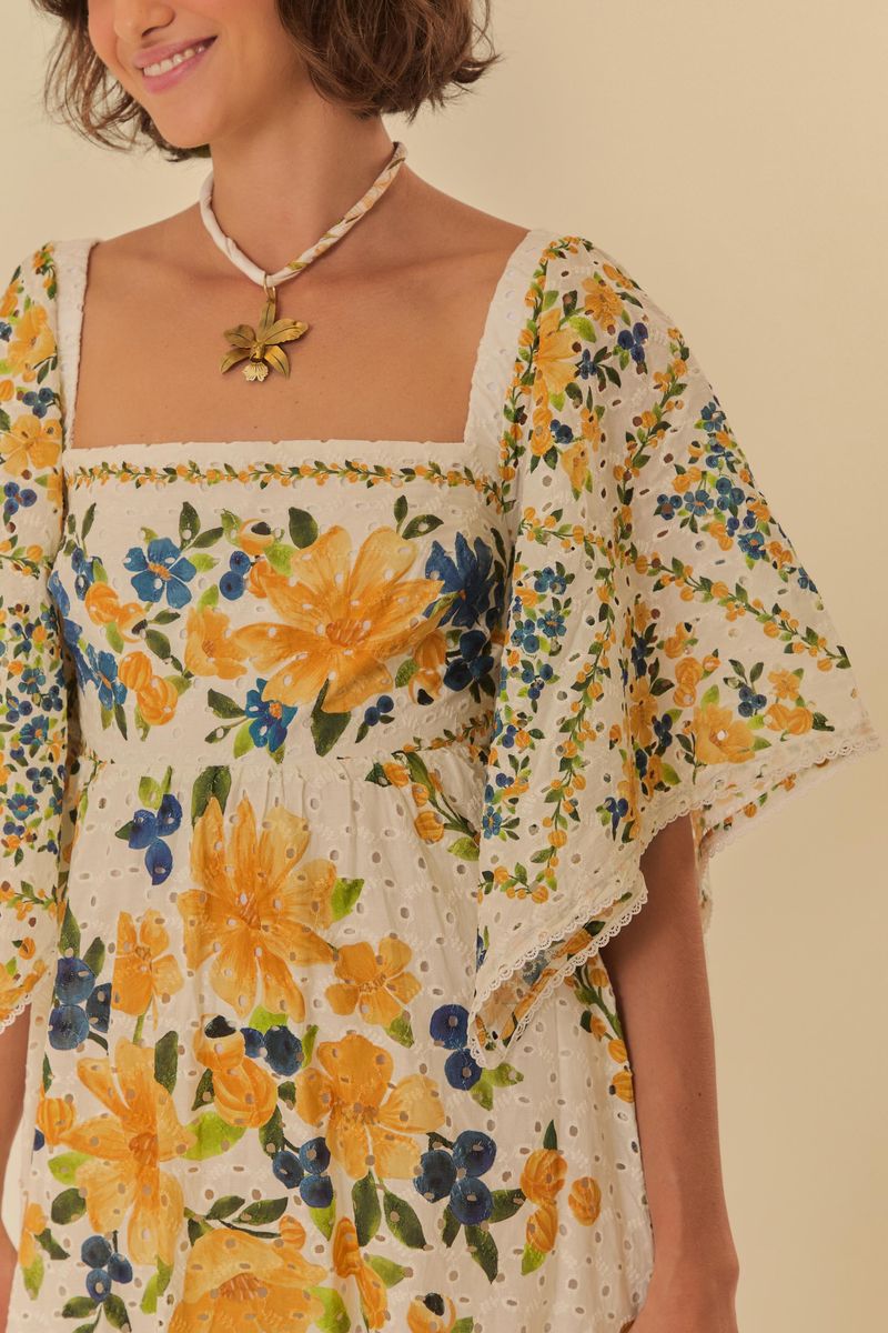 Close-up del escote cuadrado y estampado floral del vestido.