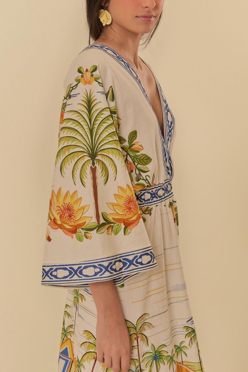 Detalle del escote en V y estampado tropical del vestido.